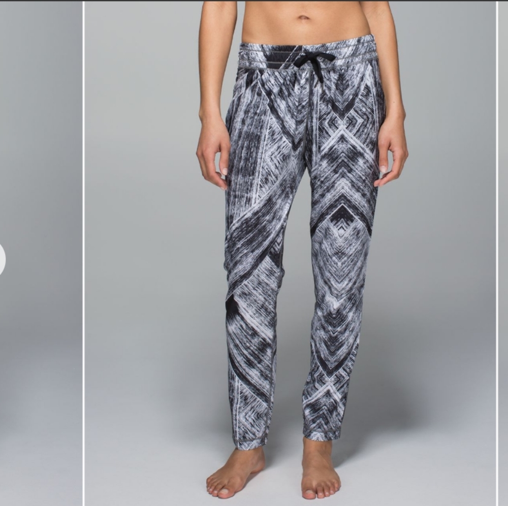 Lululemon Ultra Light Namaskar Pant II In White Black Size 4
